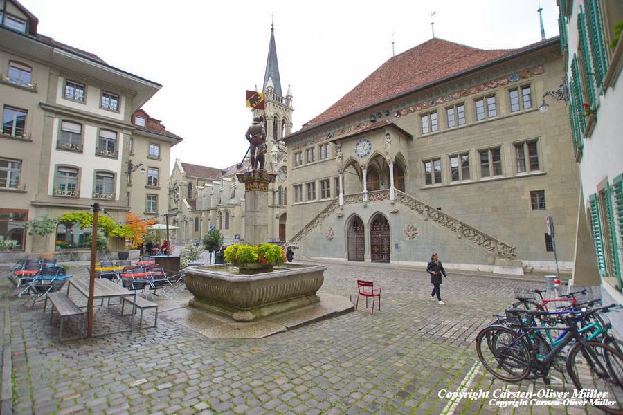 Venner Brunnen mit Rathaus und St. Peter und Paul