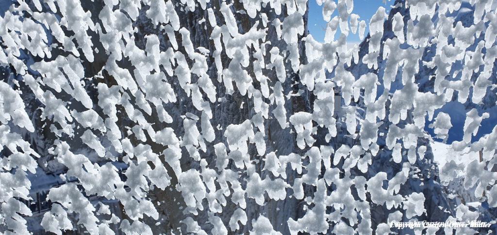 Eisschmuck am Fenster